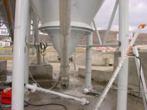 rajout d'une barre de renforcement sur un silo dans un carrière